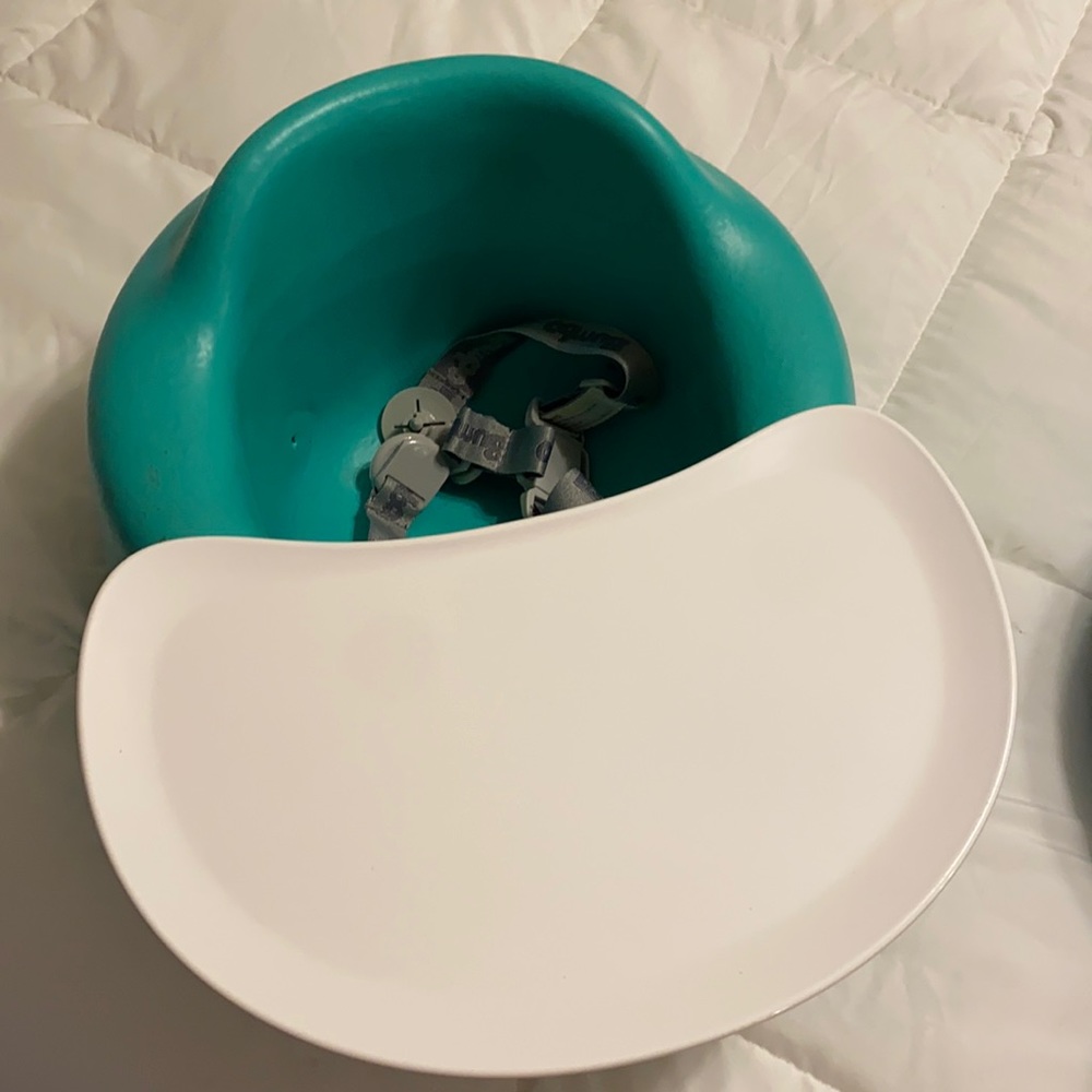 Bumbo seat with buckle and tray